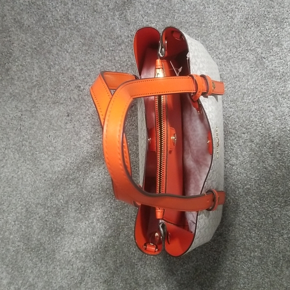 Michael Kors Small Mel Signature Tote/Shoulder Bag - Picture 3 of 14